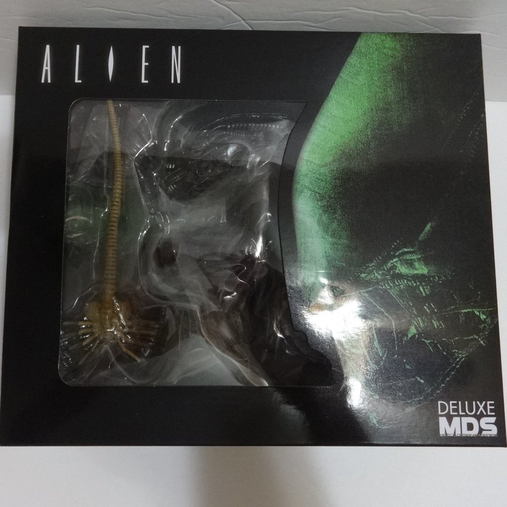 Mezco Designer Series Deluxe Alien